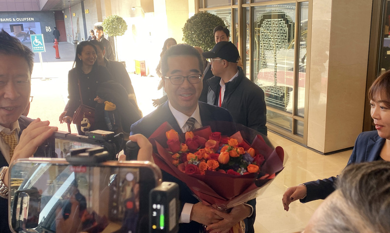 國民黨副主席蕭旭岑2日率團到中國大陸參加智庫交流論壇。圖為蕭旭岑等人抵達下榻的中國大飯店，飯店人員獻花迎接。資料照片。

