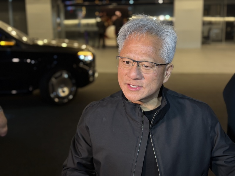 輝達（NVIDIA）執行長黃仁勳2日晚間搭乘私人專機離台，結束5天訪台之旅。他走入松山機場商務中心之前，仍大方幫粉絲簽名，展現親和力。(圖：中央社)