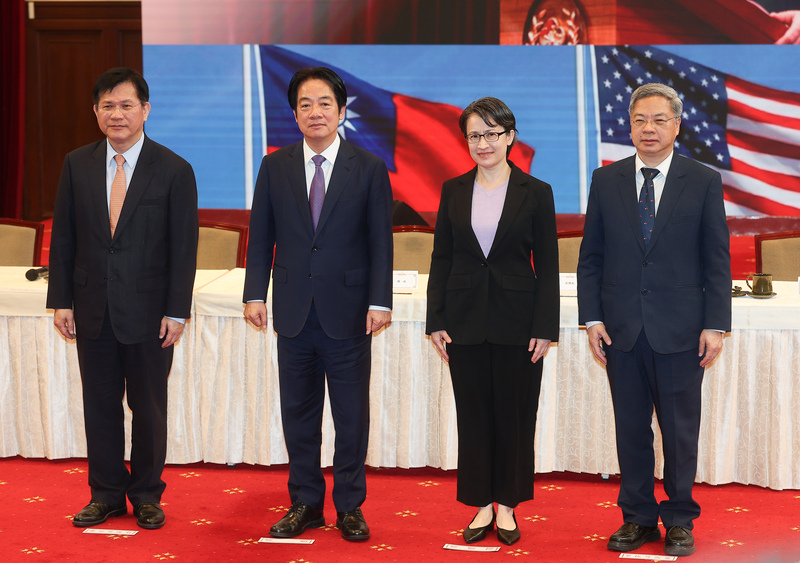 總統賴清德（左2）3日在總統府主持「台美經濟繁榮夥伴對話」記者會，副總統蕭美琴（右2）、外交部
長林佳龍（左）、經濟部長龔明鑫（右）出席與會。
