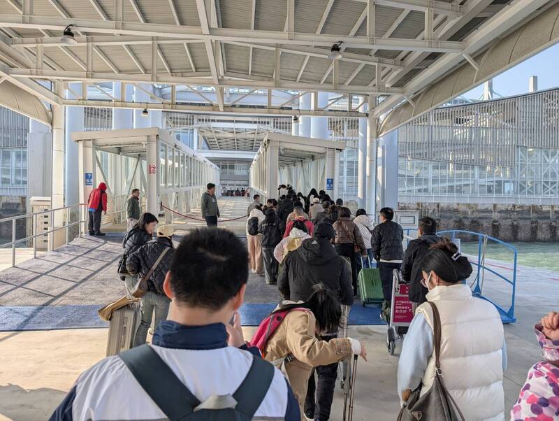 中國文旅部4日發布，大陸方面將於近期恢復上海居民赴金門、馬祖旅遊。圖為抵金旅客。