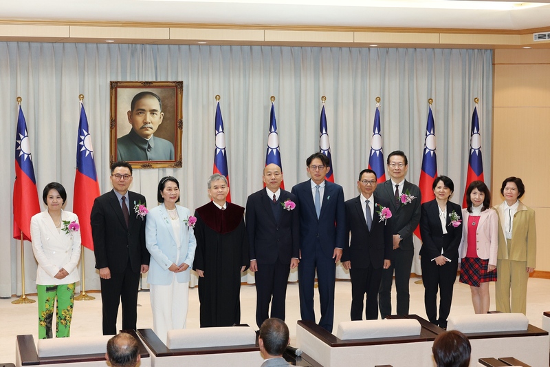 PD
民眾黨新科立委宣誓就職（2）
民眾黨執行不分區立委2年條款，3日在立法院長韓國
瑜（左5）見證下，新任立委李貞秀（左起）、洪毓
祥、蔡春綢、陳清龍（右5）、王安祥（右4）、邱慧
洳（右3）宣誓就職，並由黨主席黃國昌（右6）陪
同，與留任的立委陳昭姿（右2）、劉書彬（右1）一
同報到。
中央社記者郭日曉攝　115年2月3日
