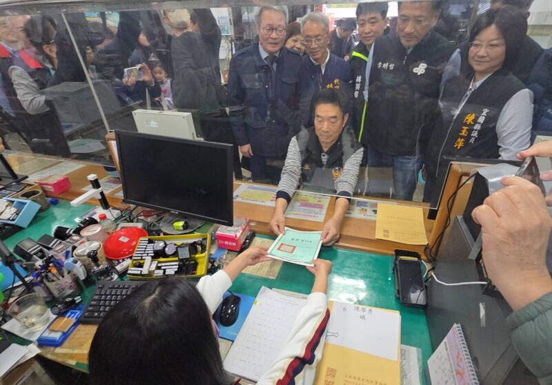 公地放領政策停辦17年，政府在民國114年11月宣布重啟後，共78筆土地的首批土地所有權狀3日在宜蘭正式核發。(圖：中央社)