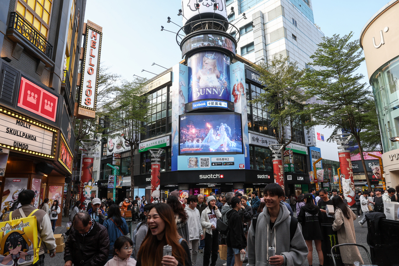 美15%臨時關稅，國發會主委葉俊顯表示，估今年GDP至少可增0.08%。圖為台北西門町商圈人潮。資料照。

