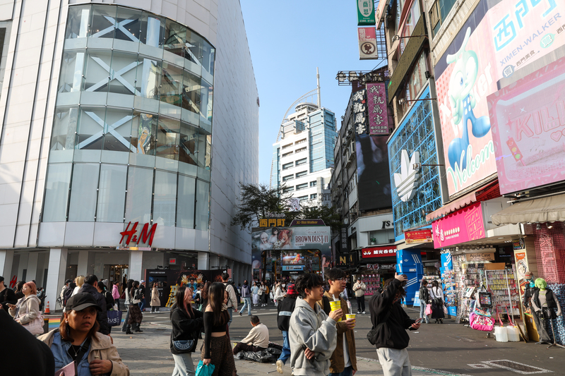 主計總處13日大舉上修2026年經濟成長率預測值至7.71%，較去年11月的預測值3.54%上修4.17個百分點。圖為西門町商圈逛街人潮。