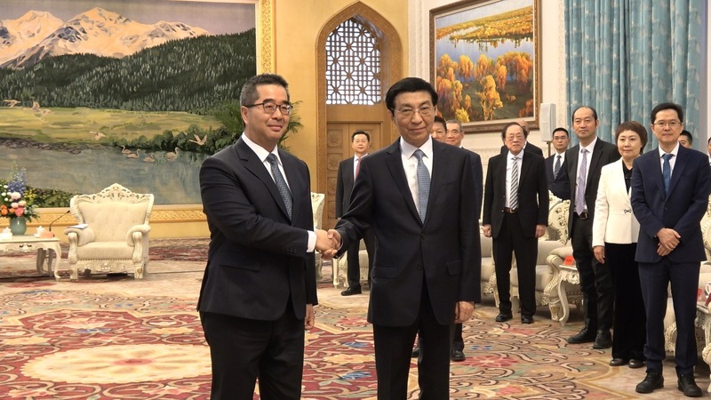 中國全國政協主席王滬寧4日會見率團到訪北京的國民黨副主席蕭旭岑一行。圖為王滬寧（右）與蕭旭岑（左）握手致意。
