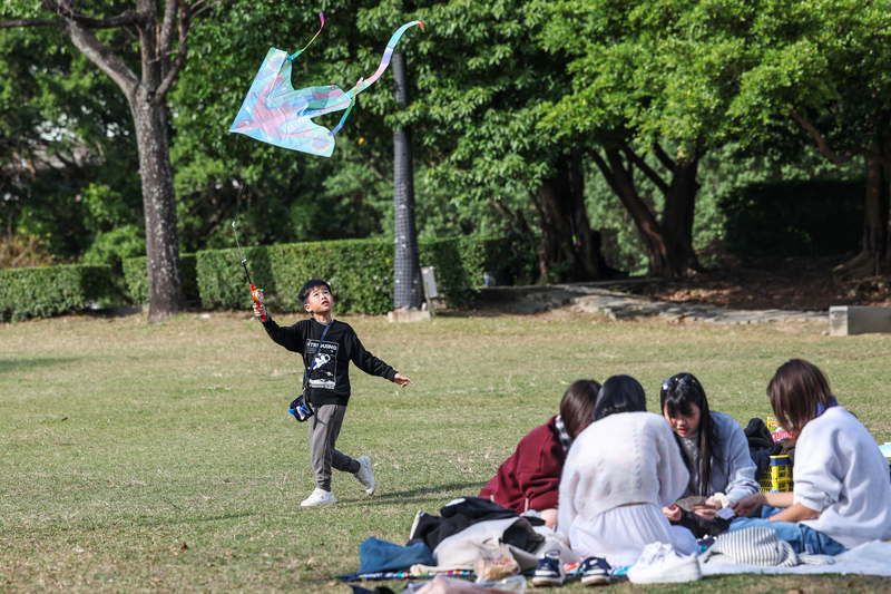 氣象署預報，北部6日白天高溫約21至24度。圖為小朋友在台北市華山大草原玩風箏。資料照片。