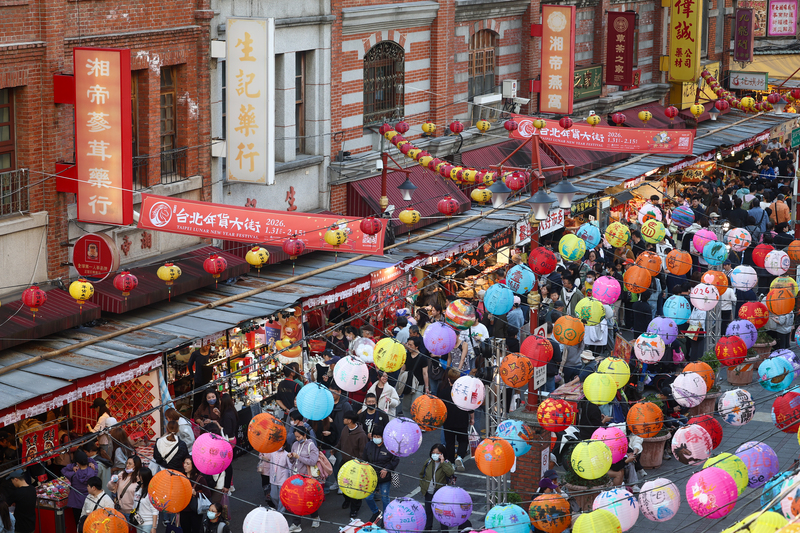 台灣人口數連續25個月負成長，圖為台北市迪化年貨大街。資料照片。