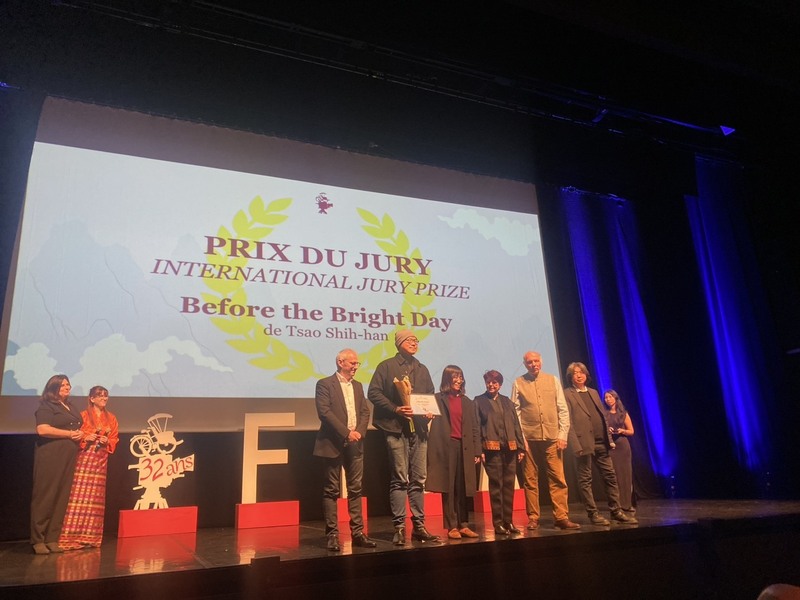 台灣導演曹仕翰（前左2）的長片「南方時光」在法
國維蘇亞洲國際影展（FICA）拿下國際評審團獎和奈
派克獎。（百景映畫股份有限公司提供）
