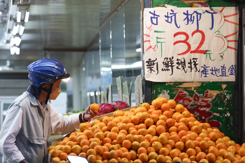 主計總處5日公布今年1月消費者物價指數（CPI）年增率放緩至0.69%，與114年12月的1.3%相比，漲幅大
幅收斂。圖為民眾在台北市中山區一家水果行選購柳丁。
