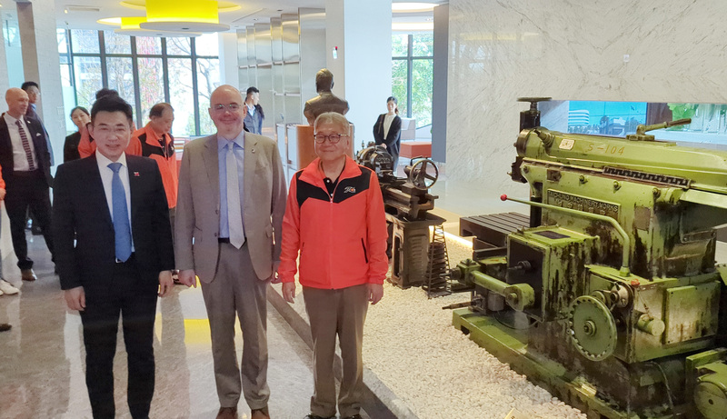 美國在台協會（AIT）處長谷立言（Raymond F. 
Greene）（前中），6日在立法院副院長江啟臣（前
左）陪同下，前往位於台中市南屯區的台中精機公司參訪。