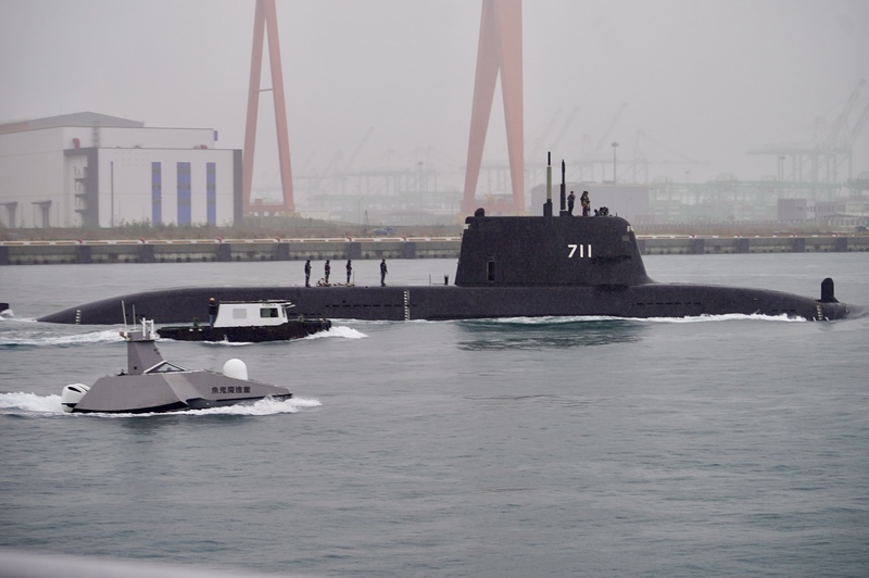 潛艦國造原型艦海鯤艦6日在陰雨天進行第4次潛航測試，台船自主研發的「奮進魔鬼魚號」無人船也一同出海。
