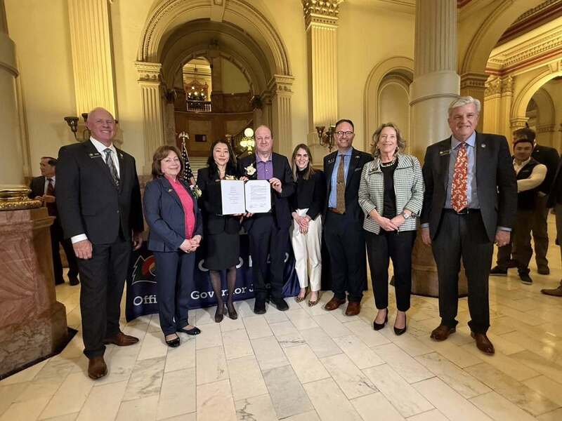 駐丹佛辦事處與美國科羅拉多州政府簽署MOU強化科技、經貿合作，科州政要見證。（駐丹佛辦事處提供） 
