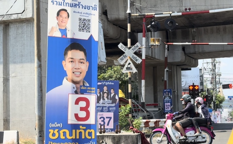 泰國今天(8日)舉行國會大選，依選務時程規劃，非正式開票結果預計將於晚間10點左右(台灣時間晚間11點)陸續明朗。圖為曼谷街頭的候選人競選看板。