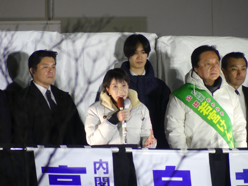 日本眾議院大選8日投開票，首相兼自民黨總裁高市早苗(前排左1)7日晚間在東京都世田谷區二子玉川
公園替候選人若宮健嗣(前排右1)站台催票，呼籲選民切勿因為選情樂觀而鬆懈，否則可能翻盤。
