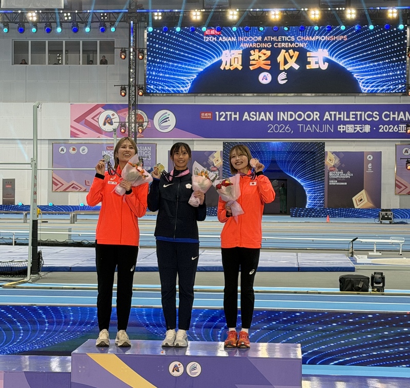 台灣「跨欄甜心」張博雅（中）8日在中國天津舉行的亞洲室內田徑錦標賽女子60公尺跨欄決賽，以破全國紀錄的8秒12摘金。（王國慧提供/中央社）