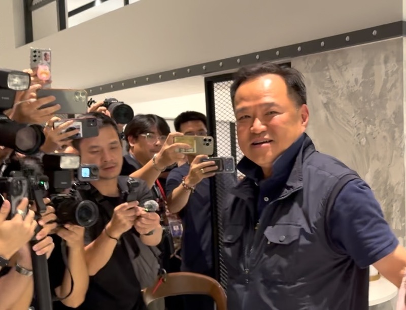 泰國總理阿努廷所屬的泰自豪黨，在大選中獲近200
個席次，較3年前的71席翻了近3倍。圖為他8日晚間
赴黨部出席記者會。