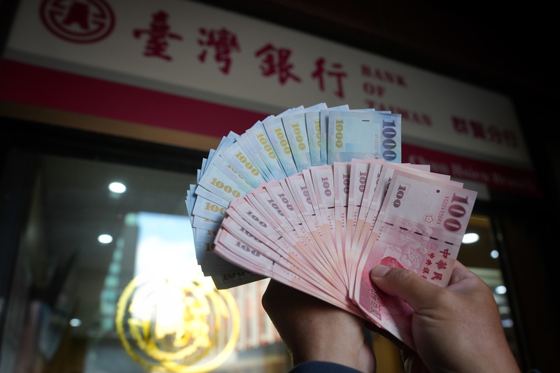 春節將至，民眾經常習慣會到銀行換新鈔，這種過年習俗也登上CNN。