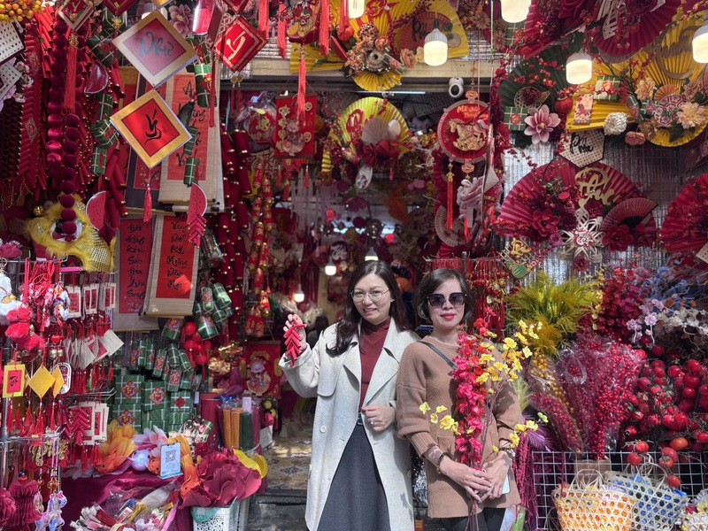 河內36古街平時有賣絲綢、成衣、乾貨、蜜餞、美食、銀器、生鮮食材，接近年節時就會化身為越南版「迪化街」，住在市區的河內居民也會到36古街採買。

