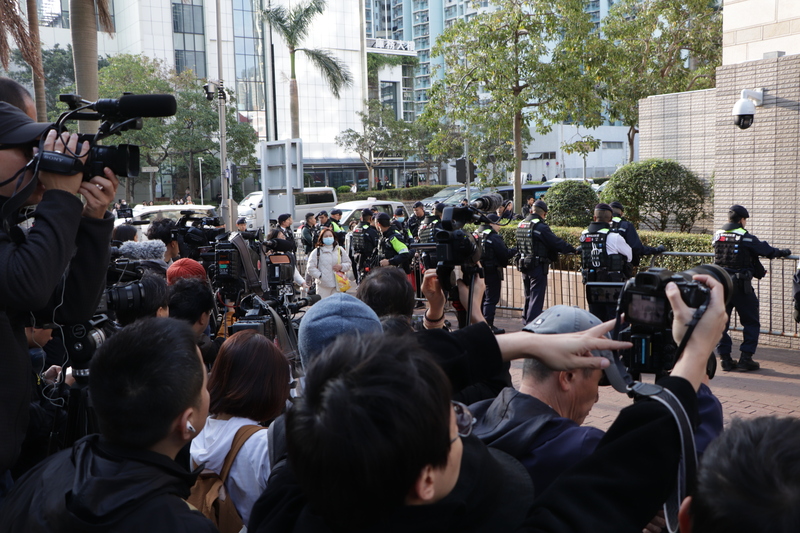 香港壹傳媒集團創辦人黎智英國安法案9日宣判，引來眾多媒體採訪，現場有大批警員戒備並維持秩序。