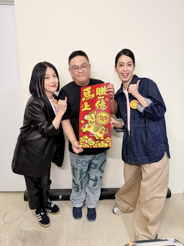 《陽光女子合唱團》登上國片影史冠軍，導演林孝謙(中)表示，劇組與觀眾在社群媒體及映後座談上真誠互動，是票房致勝關鍵原因。左為苗可麗，右為演員陳庭坭。（壹壹喜喜提供）