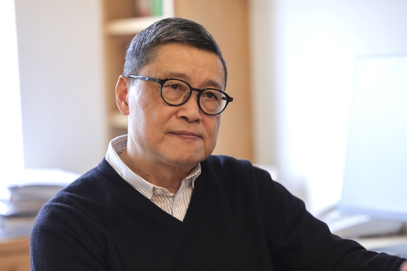 占中三子之一的中研院學者陳健民2013年開始認識黎
智英，在港期間曾到監獄探視黎智英。對於黎智英被
判囚20年，陳健民表示，感到難過及憤怒。
