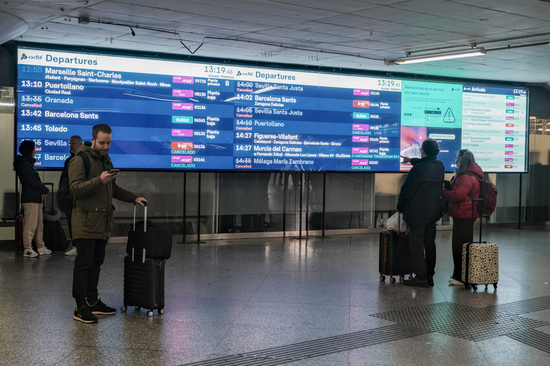 在西班牙火車司機工會號召下，西班牙火車司機原訂自9日至11日舉行連續3天罷工，以譴責當前西班牙鐵路系統不安全的狀態，並要求當局承諾改善鐵路安全。罷工首日，馬德里阿托查火車站內許多旅人都駐足在列車看板前，以確認即將搭乘的列車是否照常行駛。
