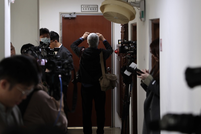 無黨籍立委高金素梅的住家10日一早傳出疑遭檢調搜索，高金素梅位於立法院的國會辦公室外大批媒體守候。
