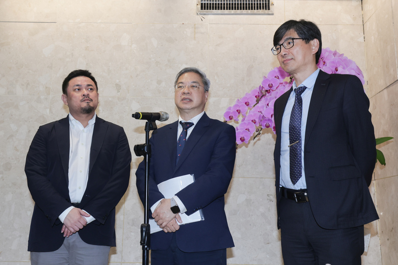 經濟部10日在台北召開「汽車製造產業座談會」，邀請車輛公會與9大本土車廠討論關稅事宜，經濟部長
龔明鑫（中）、勞動部長洪申翰（左）、經濟部產業發展署署長邱求慧（右）於會後受訪。