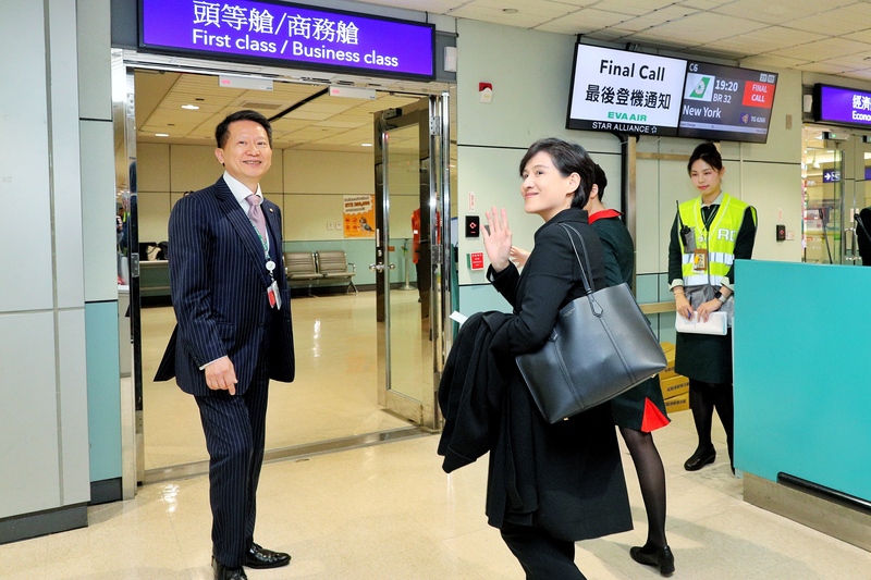 行政院副院長鄭麗君（前右）10日晚間搭機赴美，面對記者詢問是否會簽署台美對等貿易協定，或有其他要談的議題，鄭麗君未有回應，僅低調點頭揮手致意。
