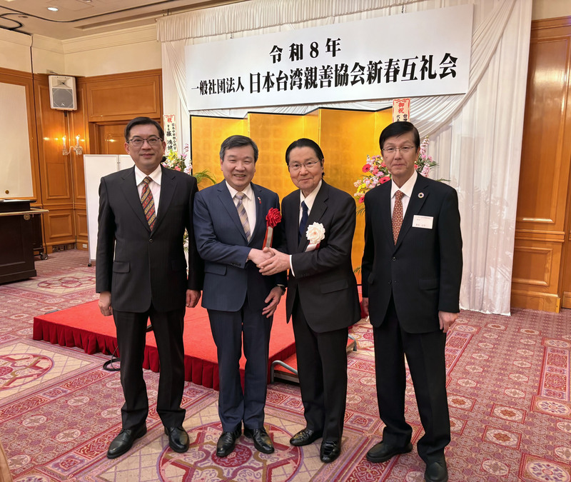 日本台灣親善協會10日晚間在東京舉辦新春互禮會，駐日代表李逸洋（左2）、副代表周學佑（左1）與會長衛藤征士郎（右2）、前眾議員並木正芳（右1）合影。
