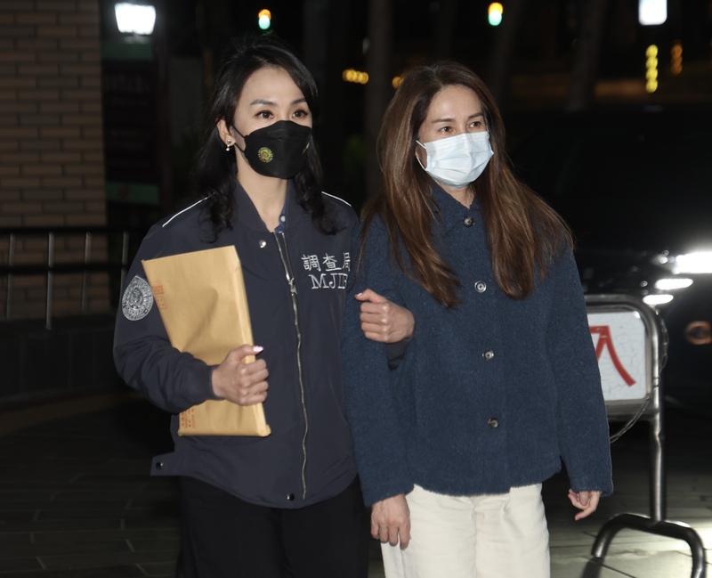 北檢偵辦無黨籍立委高金素梅疑涉詐領助理費等案，10日指揮調查局國安站兵分30路搜索，並約談高金素梅等18人說明。11日凌晨12時50分左右高金素梅（右）移送北檢。
