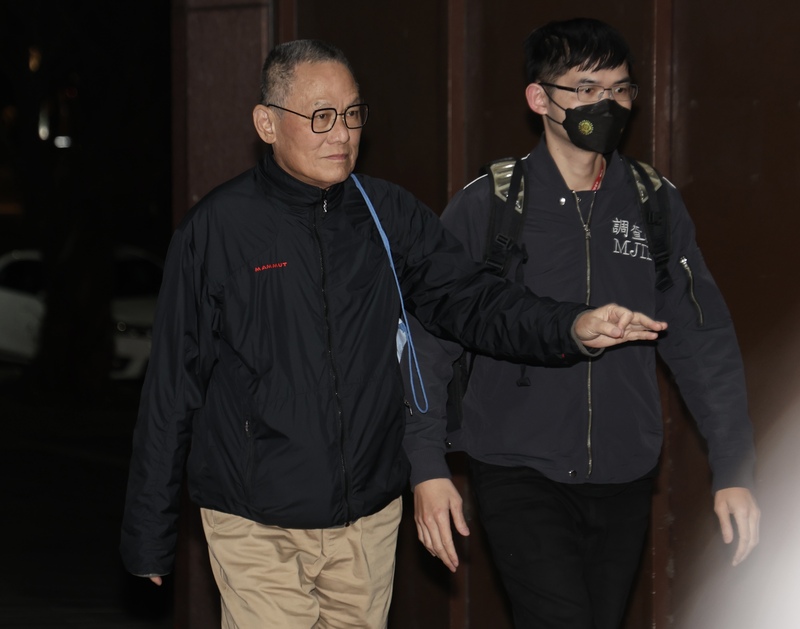 台北地檢署偵辦無黨籍立委高金素梅涉詐領助理費等3案，10日指揮調查局國安站兵分30路搜索，並約談高金素梅、助理張俊傑等人到案。圖為調查局國安站11日凌晨將張俊傑（左）移送到北檢複訊。