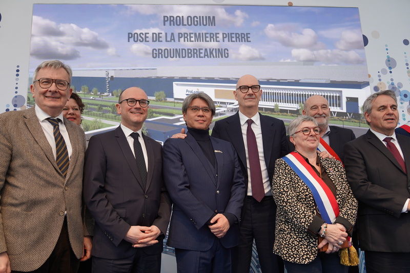 台灣輝能科技在法國興建超級工廠，10日舉行動土儀式，由創辦人兼執行長楊思枏（前左3）主持，法國經濟部長勒斯鳩（前左4）、工業事務權理部長馬旦（前左2）等出席。