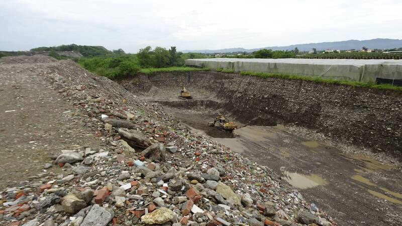 橋頭地檢署民國114年8月間獲報，高雄市美濃地區成功段及新吉洋段多處土地，遭大量挖取土石形成大型坑洞，估算開挖面積約為2個澄清湖棒球場總面積，峽谷般坑洞平均約深15公尺。（橋頭地檢署提供）