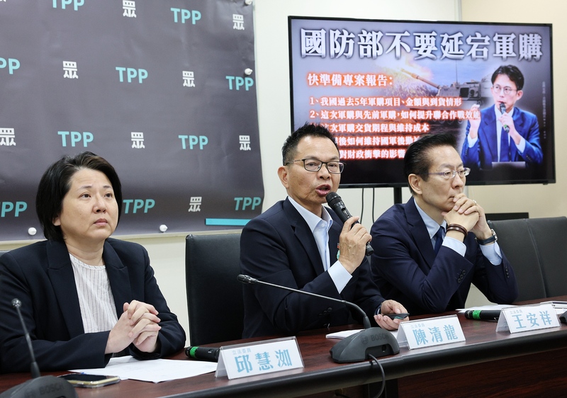 CD
民眾黨團同意政院版國防特別條例付委、併案審查
民眾黨立法院黨團11日上午舉行「國安不打迷糊仗 ，
軍購交付不能拖」記者會，總召陳清龍（中）表示，
為了台灣的國防安全，民眾黨要把軍購條例列為最優
先法案，「我們同意院版條例付委，在立法院併案審
查」。
中央社記者郭日曉攝　115年2月11日
