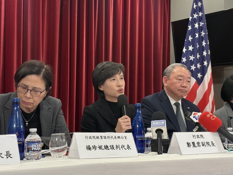 行政院副院長鄭麗君(中)在美國召開記者會說明台美關稅貿易談判內容。