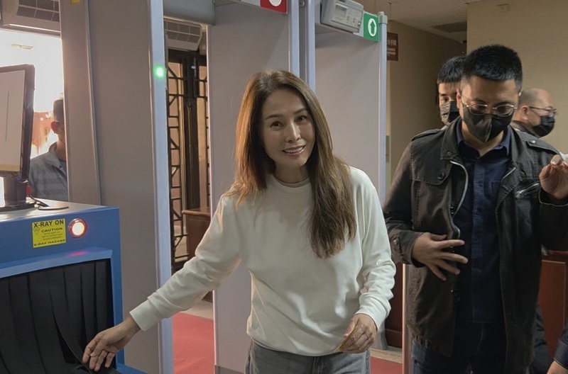 台北地檢署偵辦無黨籍立委高金素梅（左）涉詐領助理費等案，13日下午再度傳喚高金素梅說明。