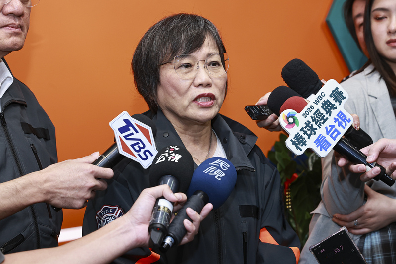 內政部長劉世芳(中)14日上午赴消防署救災救護指揮中心慰勉春節留守值勤人員，會後接受媒體聯訪。
