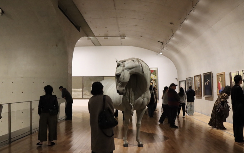 中國在2020年之前曾有過號稱「每兩天新增一家博物館」的榮景，但在2025年，青島西海美術館、深圳木星美術館、上海喜馬拉雅美術館等紛紛閉館，分析指房市不振、經濟低迷影響民營美術館經營。圖為民眾在上海一家美術館看展。