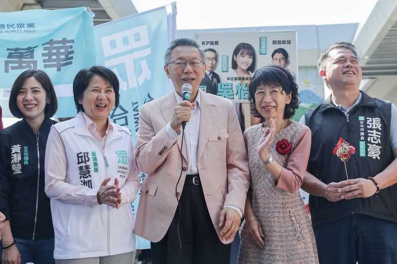 台灣民眾黨創黨主席柯文哲(中)14日批評陸委會刁難民眾黨不分區立委李貞秀的資格問題，要求政府明確說明。圖為柯文哲14日出席民眾黨發春聯活動。