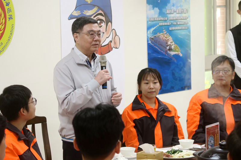 行政院長卓榮泰（立者）14日至海巡署艦隊分署台北港海巡基地，與海巡人員共進午餐。