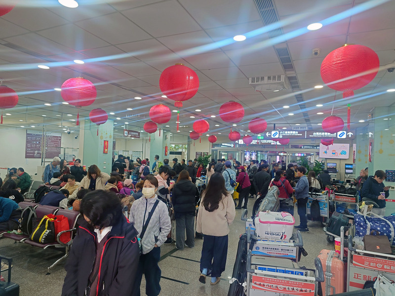 馬祖南竿、北竿機場，以及南竿福澳碼頭兩馬小三通，15日都因濃霧影響，暫停起降和開航。圖為福澳
碼頭候船室湧入大量旅客。
