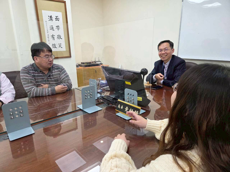 法院持續推動調解、和解等裁判外解決紛爭機制，盼能迅速息訟止爭，以減輕當事人及法院負擔。圖為台北地方法院調解室，非實際案件當事人。