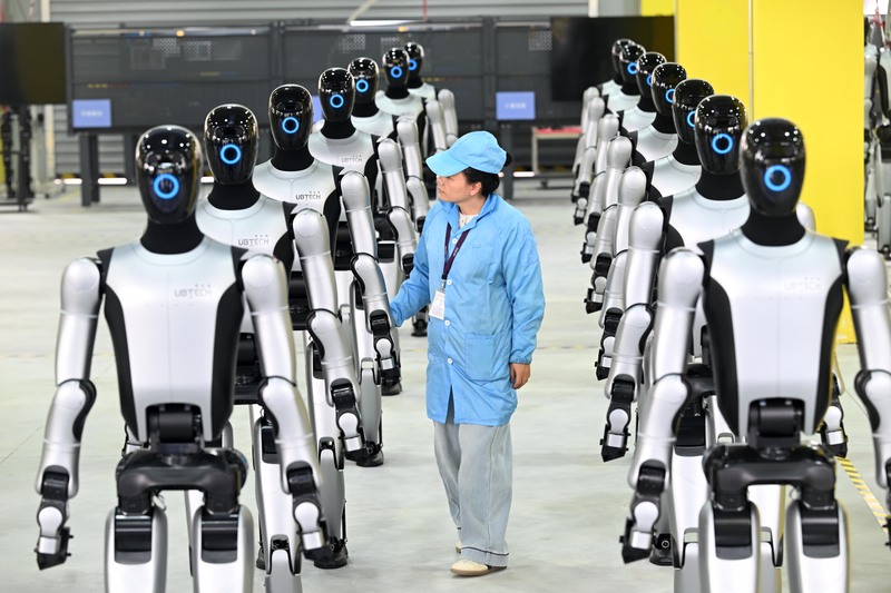 中國人形機器人市場大幅成長，圖為2025年12月26日，廣西柳州第1000台工業人形機器人Walker S2下
線，工人正在檢查。（中新社提供）
