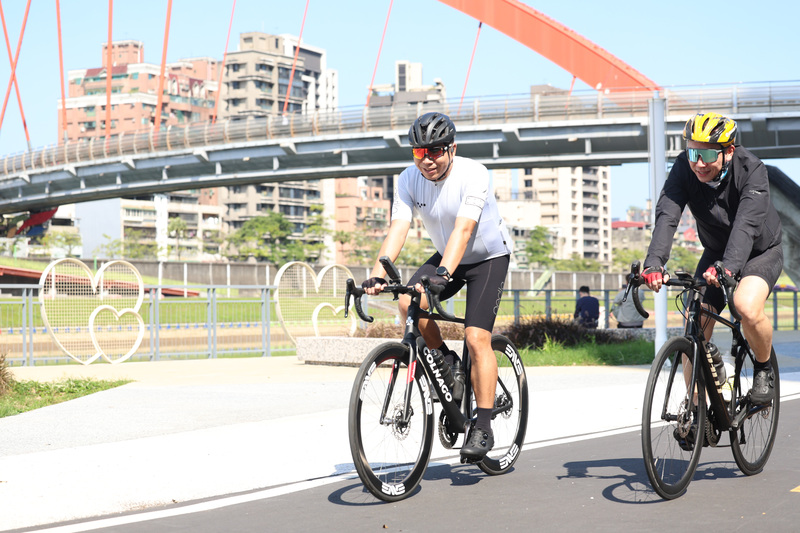 中央氣象署指出，16日除夕將有一道鋒面略過台灣北部，北台灣將逐漸轉為下雨的情況。圖為民眾趁著好天氣，到成美左岸河濱公園騎車。