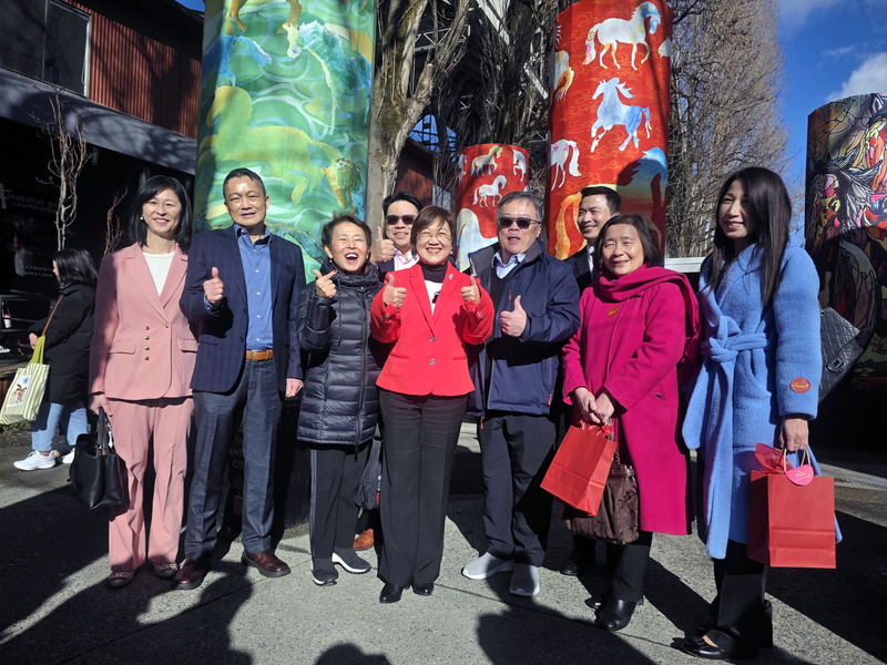 僑務委員會委員長徐佳青（中）出席溫哥華新年藝術節開幕，喜見台灣藝術家在溫哥華展現台灣韌性和創意。
