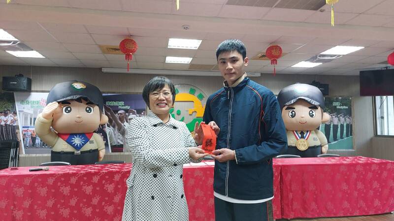 內政部長劉世芳（左）15日赴成功嶺替代役訓練班，致贈替代役訓練班春節留守人員慰勞金。