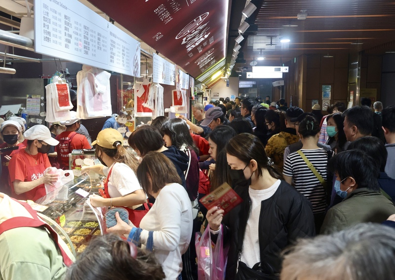 圖為民眾在南門市場採買年菜。資料照。