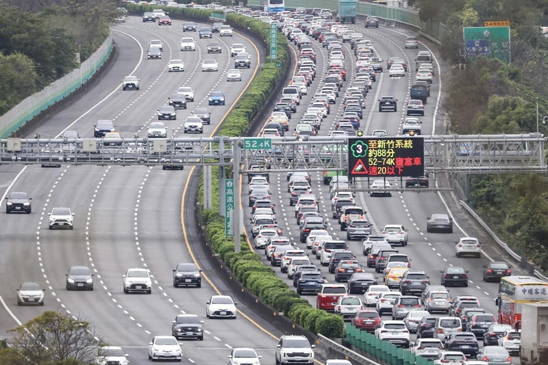 17日是大年初一，交通部高速公路局預估，上午國道有8個路段易壅塞，建議南向用路人中午時段過後再
出發，可節省寶貴時間。國道3號三峽段南向車多壅塞，車速緩慢。