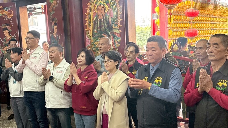 副總統蕭美琴（右3）大年初一南下台中市霧峰區南天宮參拜。民進黨立委何欣純（左4）、台中市議員林德宇（左2）、李天生（左3）陪同。
（何欣純辦公室提供）